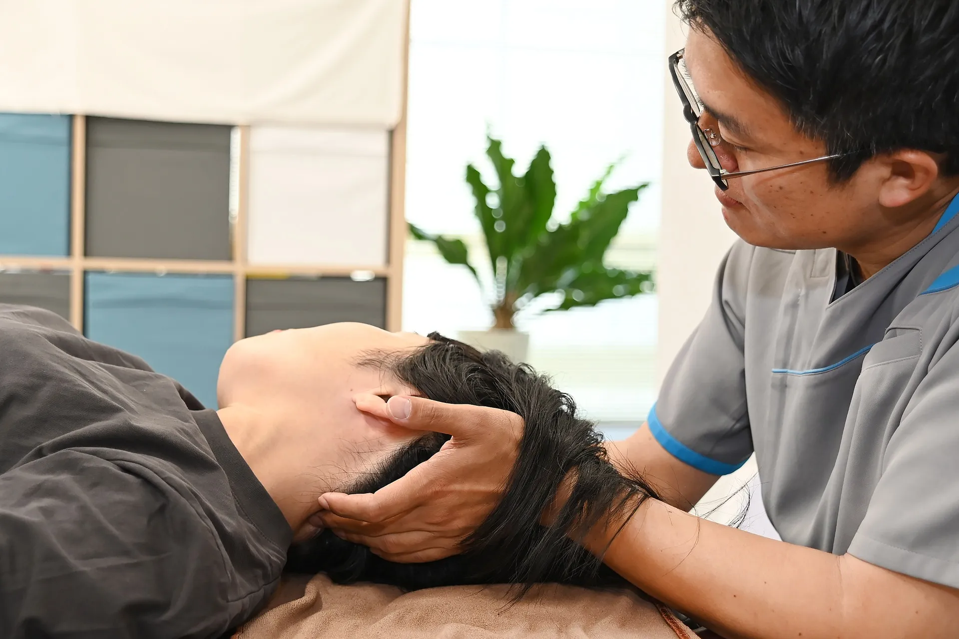 福岡の整体院RAKUZUで頚椎ヘルニアの施術を行う画像